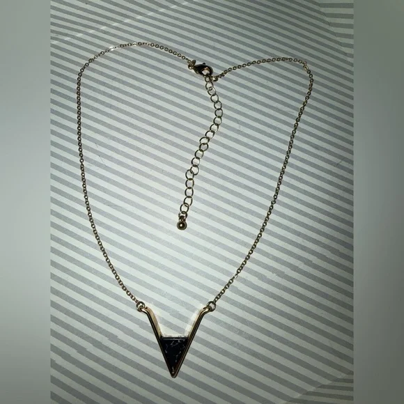 Source Unknown Goldtone and Black V-Pendant Necklace - Picture 7 of 9